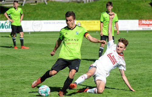 Im A-Junioren-Derby in der Kreisliga behielt Meister SG Schechen/Tattenhausen (grüne Dressen) gegen den Aufsteiger SV Westerndorf mit 4:2 die Oberhand.Foto Franz Ruprecht