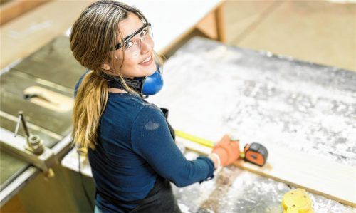 Im Jahr 2019 gab es bei den Tischlern 213 weibliche Azubis mehr als noch 2017 – eine Steigerung auf 13,1 Prozent Frauenanteil. Foto Adobestock