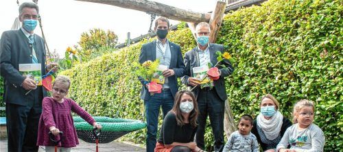 Im Namen aller Kinder: Laura (Zweite von links), Ali (Dritter von rechts) und Giulina (rechts) bedanken sich gemeinsam mit Tatijana von Quadt (Vierte von links) und Andrea Papné (Zweite von rechts) für die Spende der Sparkassenstiftung im Beisein von Landrat Otto Lederer (links), Oberbürgermeister Andreas März (Dritter von links) und Sparkassenvorstandsmitglied Harald Kraus. Foto Thomae
