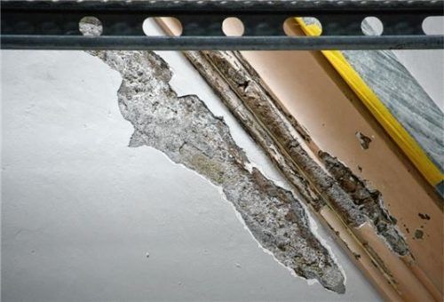 Im Unterbau der Rosette blättert der Putz von den Wänden.