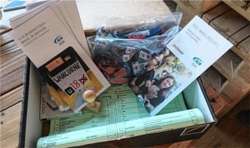 Jeder, der seine Stimme abgegeben hat, bekommt einen Stempel – „wie in der Disco“, erklärt Max Mank.