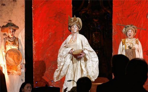 Jephtes Tochter (Elisabeth Freyhoff, Mitte) bejubelt den Sieg ihres Vaters, bevor sie geopfert wird.Foto Janka