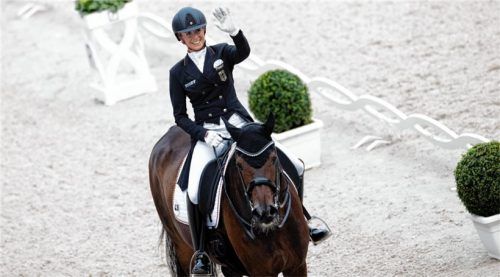Jessica von Bredow-Werndl freut sich über ihren Sieg in Aachen mit dem Hannoveraner „Ferdinand BB“. Foto Rolf Vennenbernd/dpa