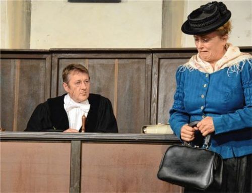 Josef Kösslinger (links) als Amtsgerichtsrat Stierhammer wird von der Stadlbäuerin, die Ina Siferlinger spielt, auf Trapp gehalten.Foto Ammelburger
