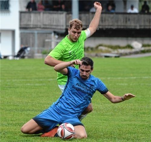 Kapitän Markus Mühlbauer (hinten) und sein SV Vogtareuth zwingen Florian Quirin Grill und den ASV Großholzhausen in die Knie.Foto Franz Ruprecht