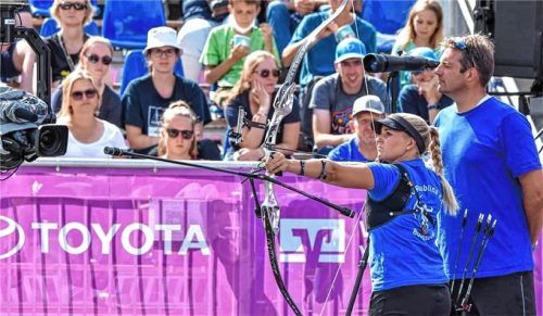 Katharina Bauer von der BSG Raubling im Anschlag, im Hintergrund Trainer Georg Holzner. Foto Deutscher Schützenbund/Eckard Frerichs