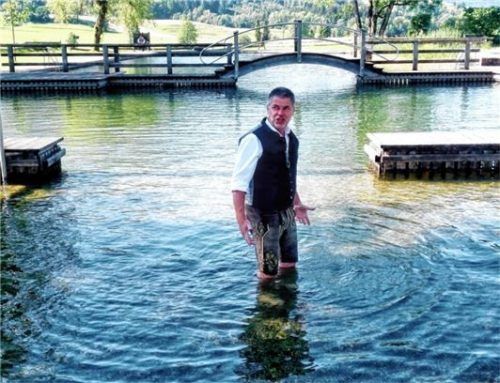 Keine Angst, baden zu gehen, hat Sebastian Pyhrr. Hier ein Bild von der Eröffnung seines Kiosks. Foto Leitner