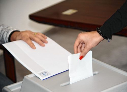 „Komm, wir gehen wählen“ heißt es immer seltener. Den Gang zur Urne tritt nur noch die Hälfte aller Wahlberechtigten an, die andere Hälfte wählt gemütlich zuhause. Foto Bauer