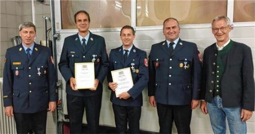 Kreisbrandinspektor Martin Gruber ehrt Josip Lackovic sowie Thomas Kirmair (von links). Kommandant Hans Buchberger und Bürgermeister Matthias Jokisch (rechts) würdigen die Leistungen. Foto re