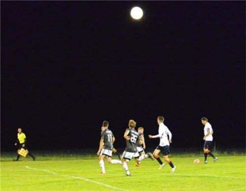 La Le Lu, nur der Mann im Mond schaut zu – wenn der ASV Au den TuS Raubling empfängt. Stimmt aber nicht, denn der Großteil der Zuschauer war auf der anderen Platzseite verteilt. Foto Franz Ruprecht