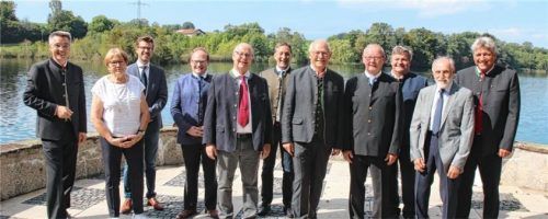 Landrat Otto Lederer (links) mit den Geehrten und den Bürgermeistern der Heimatgemeinden (von links) Irmingard Kink, Karl Mair, Bürgermeister von Stephanskirchen, Andreas Friedrich, Bürgermeister von Prien, Günther Bauer, Konrad Linner, Bürgermeister von Amerang, Rupert Rußwurm, Franz Xaver Sanftl, Rudolf Schreyer, Bürgermeister von Albaching, Emil Maier und Bernd Fessler, Bürgermeister von Großkarolinenfeld. Foto re