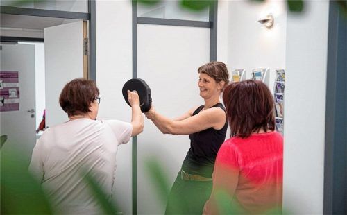 Lernen, sich zu wehren: Nach coronabedingter Pause bietet der Frauen- und Mädchennotruf Rosenheim wieder Selbstverteidigungskurse an. Foto re