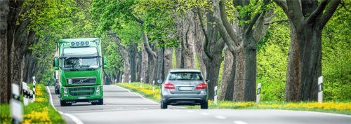 Lkw-Fahrer dringend gesucht: Die Branche der einstigen „Könige der Landstraße“ hat ein Image-Problem, sagt Stephan Lettl junior von der Wasserburger Spedition Lettl Transporte. Darum haben Speditionen Personalengpässe.Foto  dpa