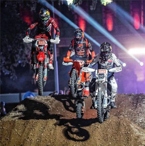 Manuel Lettenbichler (Mitte) beim nächtlichen Super-Enduro-Event zusammen mit Mario Gomez (links) und Taddy Blazusiak.Foto Future7Media