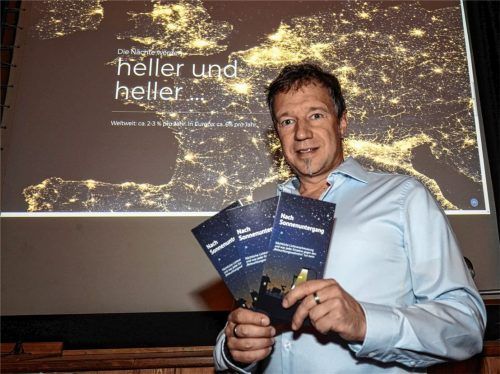 Manuel Philipp aus Rimsting setzt sich mit den „Paten der Nacht“ für eine natürlich helle Nacht ein. Sternenlicht und Mond sollen reichen. Foto  Bodmer