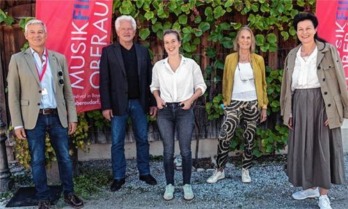 Markus Aicher (links), Leiter der Musikfilmtage Oberaudorf, zieht eine positive Bilanz des Festivals. Von links: Miroslav Nemec (Schauspieler und Musiker), Verena Wagner (Regisseurin), Gabriela Sperl (Produzentin und Drehbuchautorin) und Bettina Reitz (Präsidentin der HFF München). Foto Wachinger