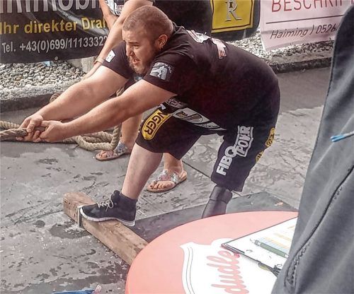 Max Fronhöfer zieht einen rund 21 Tonnen schweren Truck über eine Distanz von 25 Metern. Foto Wastl
