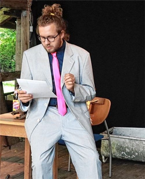 Michael Jansky spielte Dr. Paul Arnheim. Die Blechbadewanne im Hintergrund diente als Grabersatz. Foto re