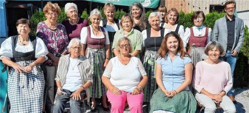 Mit Blumen und Urkunden geehrt: (von links stehend) Maria Fritschka, Ulla Weber, Gertraud Mitterer, Martha Fischbacher, Gabi Horn, Rosina Eiwen, Katharina Hamberger, Veronika Ladner und Gerti Schiffer vom Leitungsteam, Anna Scheuerer mit Bürgermeister Karl Mair, (sitzend): Heidi Schmid, Karolina Moser, Inge Ratzka, Pastoralreferentin Christina Binder und Hildegard Eder.Foto re