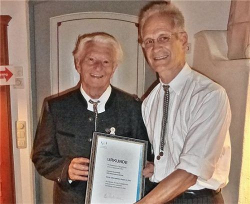 Mit dem Ehrenabzeichen und der Urkunde des Bayerischen Sängerbundes gratulierte Vorsitzender Sepp Kaffl (rechts) seinem Sängerkameraden Heinz Gutsmiedl.Foto re