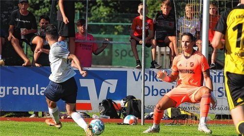 Mit die beste Wasserburger Chance: Bruno Ferreira Goncalves scheitert an Kirchanschörings Tormann Egon Weber. Foto Christian Butzhammer