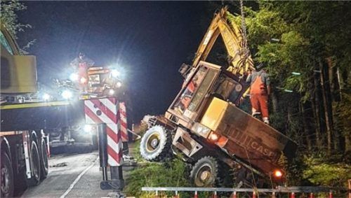 Mitten in der Nacht wurde der Bagger mit einem Schwerlastkran geborgen.Foto Feuerwehr Großkarolinenfeld