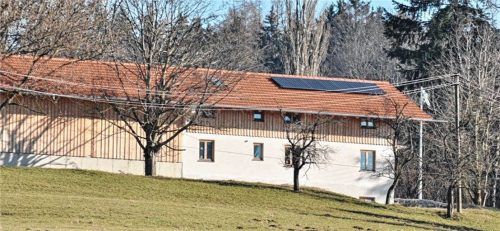 Noch ist das Gesindehaus auf Gut Irnberg ein Schwarzbau. Heute wird ein veränderter Bauantrag diskutiert. Landratsamt und Landwirtschaftsamt stellen eine Genehmigung in Aussicht. Foto  Merk