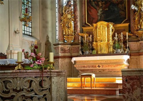 Noch ist der Pfarrerstuhl in der Pfarrkirche Mariä Himmelfahrt in Prien verwaist. Foto Berger