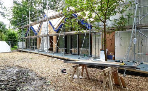 Noch steht das Baugerüst um die Blockhütten, doch bei der Eröffnung des naturnahen Kindergarten in einem Monat wird davon nichts mehr zu sehen sein.Foto Riediger