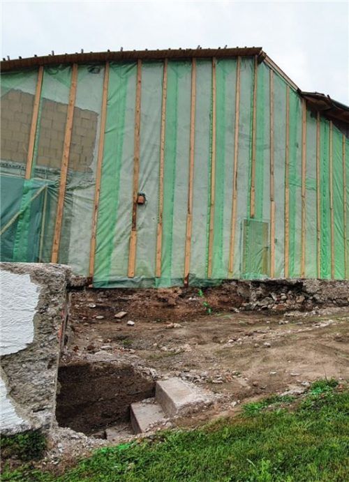 Nur noch die Kellerstufen sind zu sehen: Auf dem Hof der Familie Aimer soll bald wieder ein Stadel stehen.