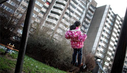 Oft alleine mit ihren Problemen:  Laut Kinderschutzbund Rosenheim wird Armut aufgrund von Scham in vielen Familien selten nach außen kommuniziert.Foto Dpa