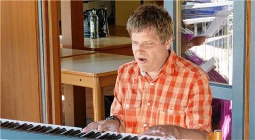 Organist Emanuel Goldstein an der Hammond-Orgel. Er ist schon seit 18 Jahren dabei.
