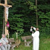 Segen für das renovierte Pestkreuz