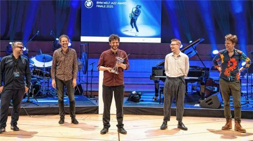 Peter Gall (Mitte) freut sich über den ersten Platz beim BMW-Welt-Jazz-Award. Seine Mitmusiker sind (von links) Wanja Slavin (Saxofon), Pianist Rainer Böhm, Bassist Felix Henkelhausen und Gitarrist Reinier Baas. Foto re