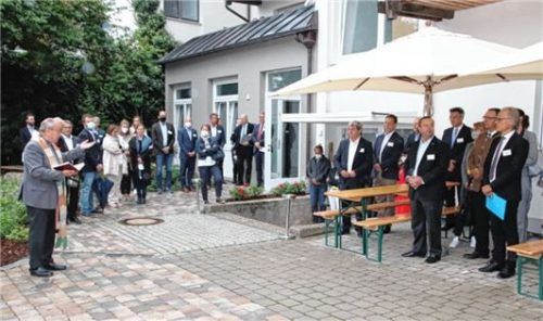 Pfarrer Josef Reindl (links) spendet den Segen für das Vorhaben.