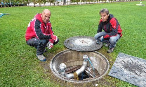 Prüfen die neue Wasserpumpe des Freibads – Betriebsleiter Helmut Eggerl (links) und Schwimmmeister Charlie Meier haben auch während der Schließung alle Hände voll zu tun.