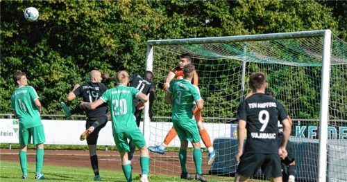 Rückkehrer Mihajlo Markovic war hier im Rosenheimer Tor gefordert.Foto Franz Ruprecht