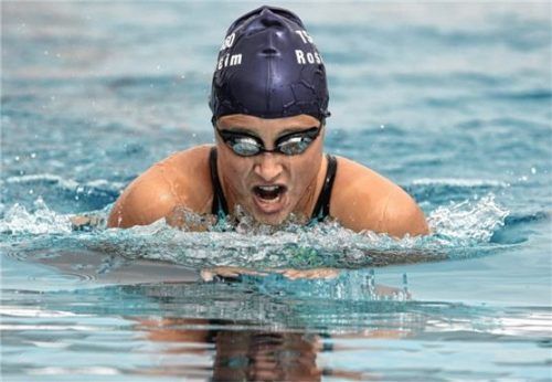 Sarah Wieser erhielt einen Pokal für ihren Sieg in der Vierkampfwertung. Foto re