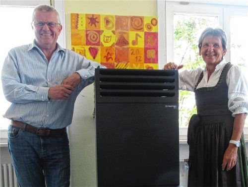 Schulleiterin Marianne Kelnberger und Bürgermeister Bernhard Summerer freuen sich, dass die Schule kurzfristig mit Luftfiltergeräten ausgestattet werden konnte.Foto re