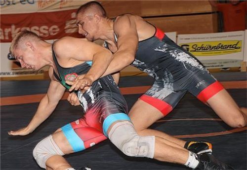 Sein mutiger Kampfstil begeisterte die Zuschauer: Traunsteins Andreas Dik (rechts).Foto Andreas Wittenzellner