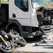 Seitlich gegen Lkw: Motorradfahrer stirbt