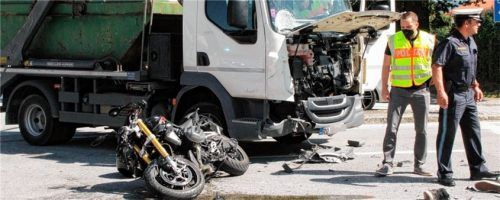 Seitlich prallte der Motorradfahrer gegen einen Kipper auf der Kreuzung in Brannenburg. Der 62-jährige Kradfahrer starb noch vor Ort. Foto Reisner
