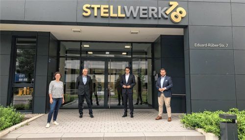 Sie wollen künftig die Zusammenarbeit zur Unterstützung von Existenzgründungen ausbauen: (von links) die Netzwerkmanagerin im Stellwerk18, Evi Bachmaier, der Wirtschaftsförderer des Landkreises Rosenheim, Richard Weißenbacher, Landrat Max Heimerl und der Wirtschaftsförderer des Landkreises Mühldorf, Thomas Perzl. Foto  Landratsamt