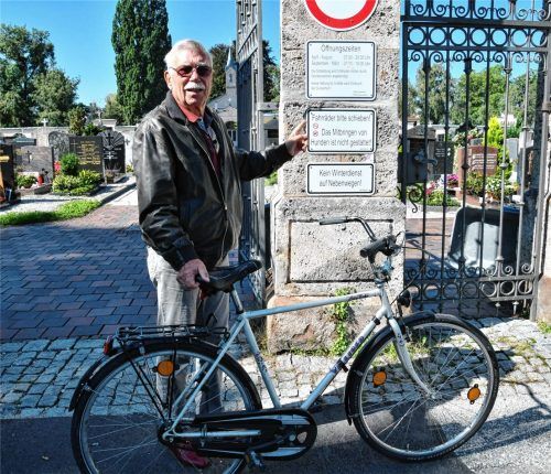 Spricht von Abzocke: Kurt Franz kann nicht verstehen, warum das Radlverbot auf städtischen Friedhöfen mit einer hohen Geldbuße belegt ist. Foto Schlecker