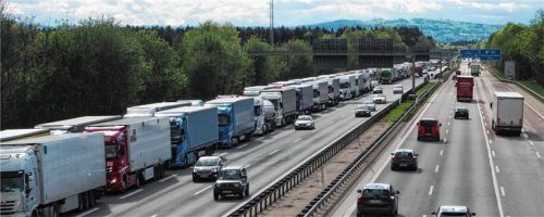 Stau an der A8 aufgrund der Blockabfertigung. Tirol hat nun die Termine für das Jahr 2022 bekannt gegeben. Foto Aerzbäck