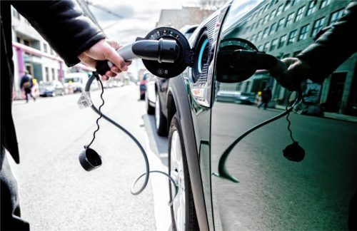 Strom laden statt Benzin tanken: Immer mehr Elektrofahrzeuge sind auf den deutschen Straßen unterwegs. Foto dpa