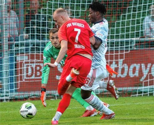Thomas Winklbauer, bedrängt von Bright Akwo Arrey Mbi, zieht vor Christian Früchtl ab, verzieht aber knapp.Foto Michael Buchholz