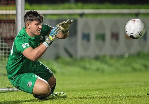 Traunsteins Torhüter Thomas Unterhuber zog sich bei einer Abwehraktion eine schwere Schulterverletzung zu.Foto Hans Weitz