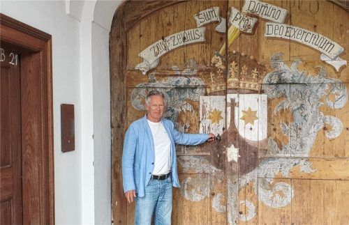 Türöffner für neue Ideen: Stefan Schirmer am Tor von Kloster Reisach. Er möchte ausloten, wie weit die Menschen im Inntal ihre Begeisterung fürs Kloster trägt. Foto Re