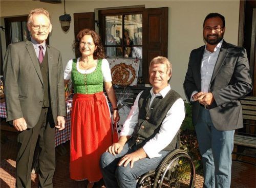 Überbrachten die Glückwünsche der Pfarrgemeinde: Pfarrer Hans Huber (links) und Pater Paul, dazwischen Bürgermeister Hajo Gruber und seine Frau Lilo.Foto Hoffmann